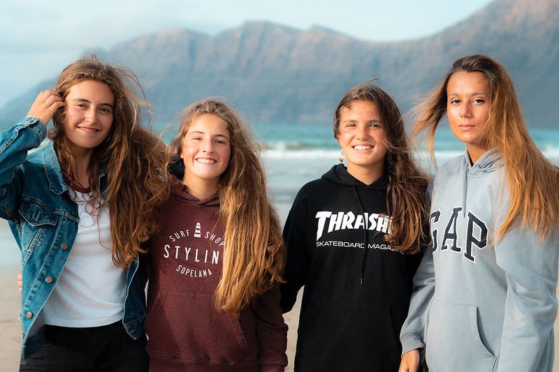 Surfeuses attendant les vagues à Famara