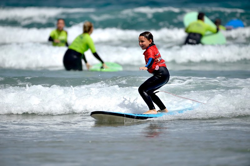 fille surfant sur une vague à l'école de surf de Lanzarote