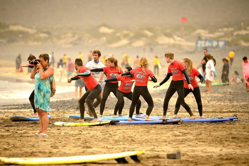 adultes dans une leçon de surf à l'école de surf des îles Canaries à Lanzarote