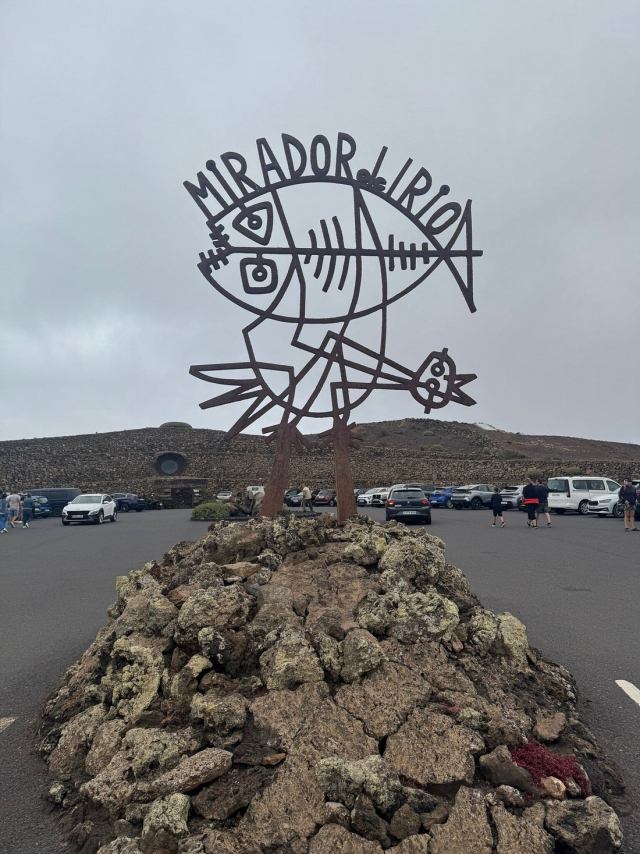 parking mirador el rio con su cartel en Lanzarote