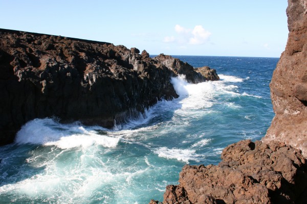 mar con olas en el hervidero con acantilados