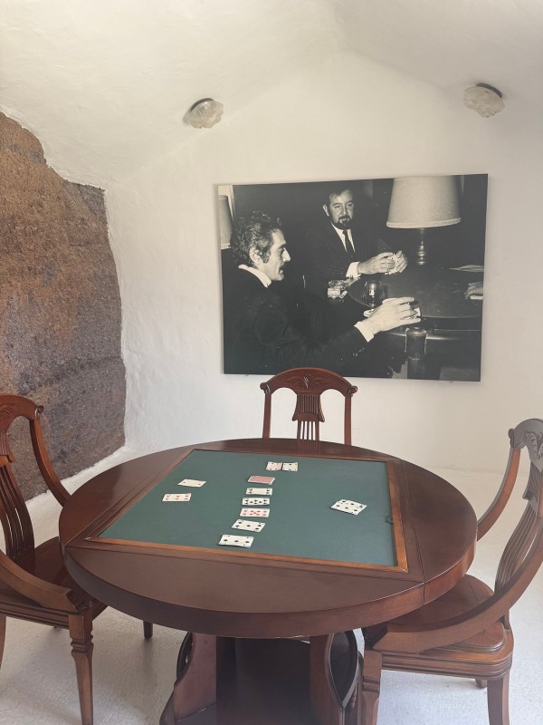 mesa de poker con la fotografia de omar sarif en el fonde en el museo de lagomar
