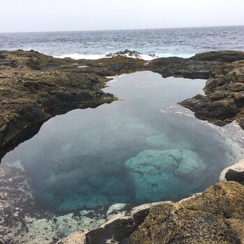 Piscina natural turquesa en Los Charcones, Lanzarote
