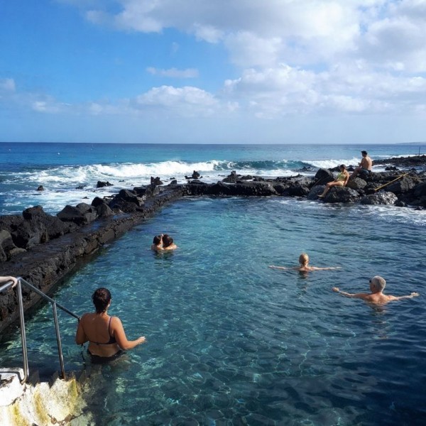 personas bañándose en la piscina de las rosas en Lanzarote