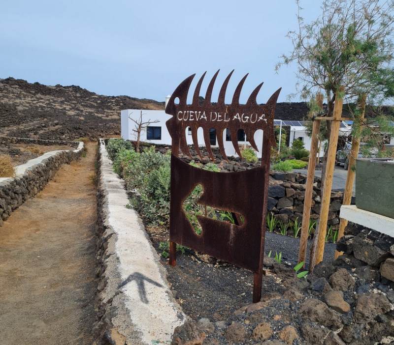 cartel de la entrada a la cueva del agua