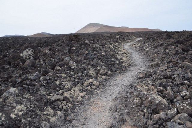 camino por el campo de lava dirección calder blanca